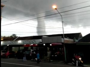 Puting Beliung Ternyata Fenomena Tahunan di Waduk Gajah Mungkur Wonogiri Puting Beliung Ternyata Fenomena Tahunan di Waduk Gajah Mungkur Wonogiri
