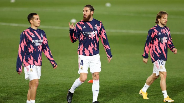 MADRID, SPAIN - DECEMBER 12: Sergio Ramos of Real Madrid (C) gestures during his warm up along with teammates Lucas Vazquez (L) and Luka Modric (R) during the La Liga Santander match between Real Madrid and Atletico de Madrid at Estadio Alfedo Di Stefano on December 12, 2020 in Madrid, Spain. Sporting stadiums around Spain remain under strict restrictions due to the Coronavirus Pandemic as Government social distancing laws prohibit fans inside venues resulting in games being played behind closed doors. (Photo by Angel Martinez/Getty Images)