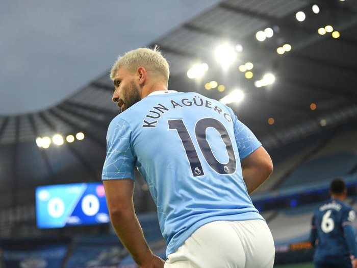 MANCHESTER, ENGLAND - OCTOBER 17: Sergio Aguero of Manchester City in action during the Premier League match between Manchester City and Arsenal at Etihad Stadium on October 17, 2020 in Manchester, England. Sporting stadiums around the UK remain under strict restrictions due to the Coronavirus Pandemic as Government social distancing laws prohibit fans inside venues resulting in games being played behind closed doors. (Photo by Michael Regan/Getty Images)