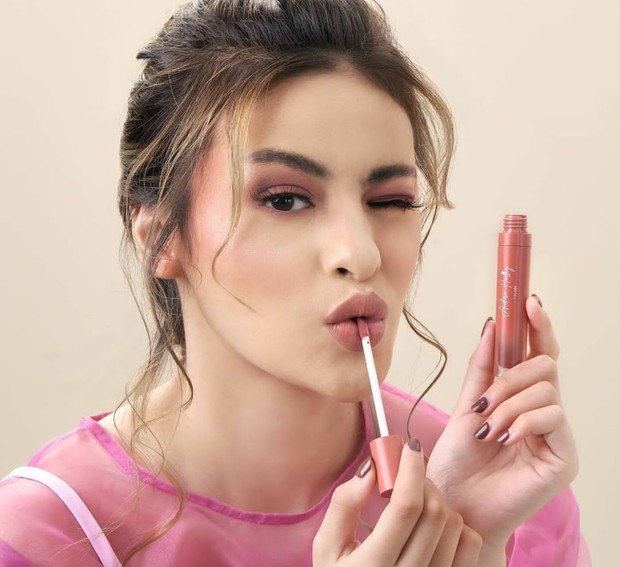 Soft matte lip gloss Jaipur dengan warna pink transparan/Foto: Instagram/mineralbotanica Mineral Botanica X Andira Hadley
