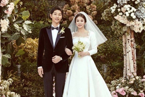 sempat dibantah, akhirnya agensi dari Song Joong Ki dan Song Hye Kyo mengumumkan bahwa mereka bertunangan dan menikah pada Oktober 2017