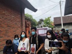 Jenazah Pramugari Sriwijaya Air SJ182 Tiba di Rumah Duka di Denpasar