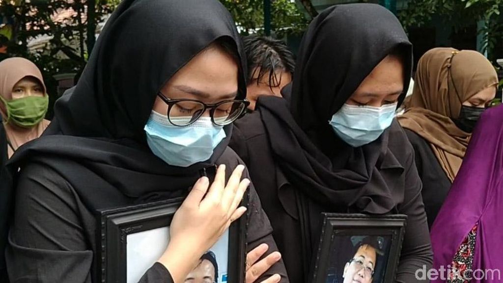 Suasana Haru Iringi Pemakaman Pilot Naim Air Korban Sriwijaya Air