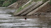Tiang Pancang Sisa Normalisasi Ciliwung Mangkrak