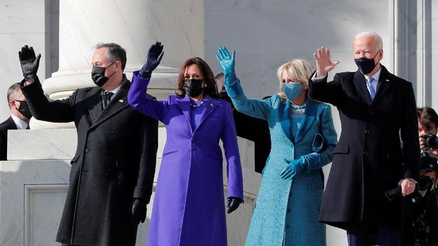 President-elect Joe Biden, his wife Jill Biden, Vice President-elect Kamala Harris and her husband Doug Emhoff salute as they arrive ahead of the inauguration of Biden, in Washington, U.S., January 20, 2021. REUTERS/Mike Segar