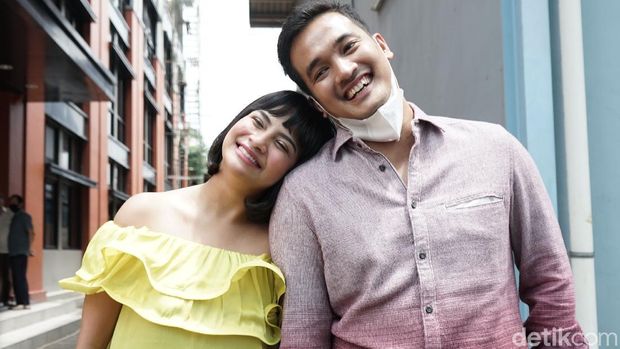 Artis Vanessa Angel bersama suaminya Bibi Ardiansyah saat ditemui dikawasan Tendean, Jakarta, Rabu, (20/1).