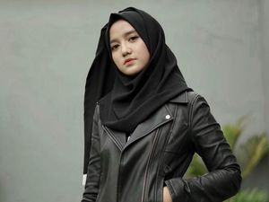 8 Gaya Monokrom Wirda Mansur, Hijabers yang Jadi Direktur di Usia 18 8 Gaya Monokrom Wirda Mansur, Hijabers yang Jadi Direktur di Usia 18