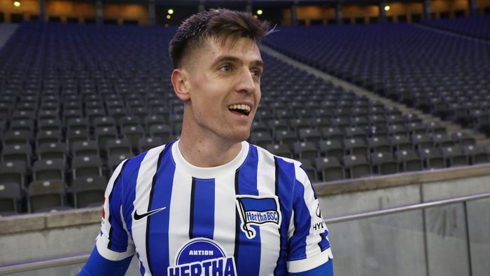 BERLIN, GERMANY - DECEMBER 04: Krzysztof Piatek of Hertha celebrates after the Bundesliga match between Hertha BSC and 1. FC Union Berlin at Olympiastadion on December 04, 2020 in Berlin, Germany. Sporting stadiums around Germany remain under strict restrictions due to the Coronavirus Pandemic as Government social distancing laws prohibit fans inside venues resulting in games being played behind closed doors.  (Photo by Maja Hitij/Getty Images)
