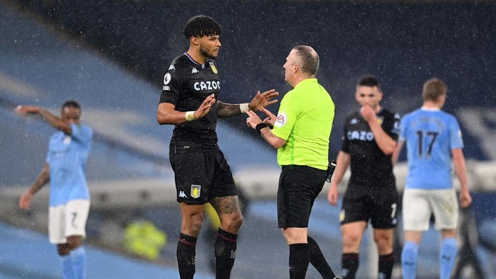 MANCHESTER, ENGLAND - JANUARY 20: Tyrone Mings of Aston Villa talks with Referee, Jonathan Moss during the Premier League match between Manchester City and Aston Villa at Etihad Stadium on January 20, 2021 in Manchester, England. Sporting stadiums around the UK remain under strict restrictions due to the Coronavirus Pandemic as Government social distancing laws prohibit fans inside venues resulting in games being played behind closed doors. (Photo by Shaun Botterill/Getty Images)
