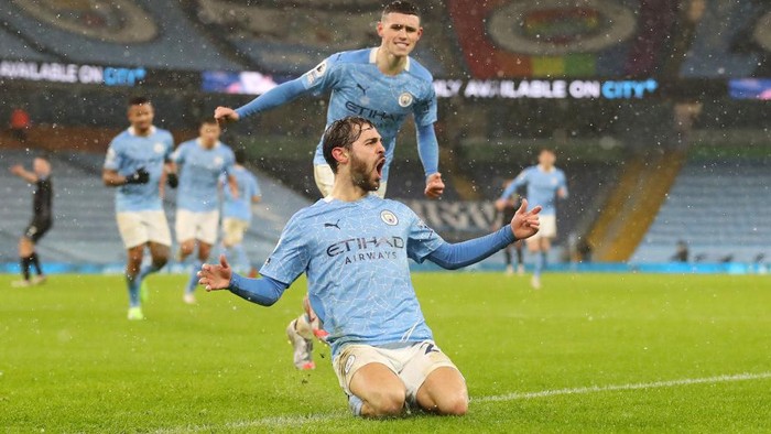 MANCHESTER, ENGLAND - JANUARY 20: Bernardo Silva of Manchester City celebrates after scoring their sides first goal during the Premier League match between Manchester City and Aston Villa at Etihad Stadium on January 20, 2021 in Manchester, England. Sporting stadiums around the UK remain under strict restrictions due to the Coronavirus Pandemic as Government social distancing laws prohibit fans inside venues resulting in games being played behind closed doors. (Photo by Martin Rickett - Pool/Getty Images)