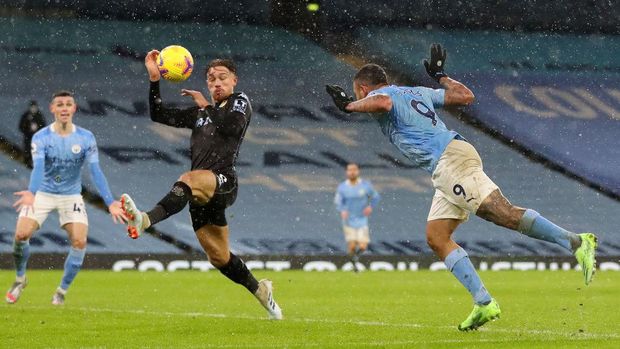 MANCHESTER, ENGLAND - JANUARY 20: Gabriel Jesus of Manchester City heads towards goal as the ball hits the hand of Matty Cash of Aston Villa consequently leading to a penalty decision during the Premier League match between Manchester City and Aston Villa at Etihad Stadium on January 20, 2021 in Manchester, England. Sporting stadiums around the UK remain under strict restrictions due to the Coronavirus Pandemic as Government social distancing laws prohibit fans inside venues resulting in games being played behind closed doors. (Photo by Martin Rickett - Pool/Getty Images)