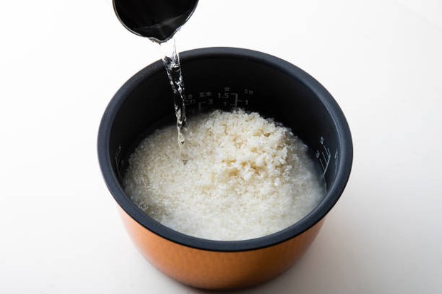 Air cucian beras dapat membersihkan dan mencerahkan kulit wajah / foto: istockphoto.com