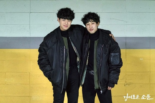 Aktor Jo Byeom Gyu bersama stuntmantnya saat di balik layar syuting The Uncanny Counter.