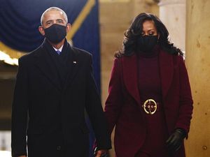 Michelle Obama Tampil Bold dengan Makeup Rihanna di Pelantikan Joe Biden Michelle Obama Tampil Bold dengan Makeup Rihanna di Pelantikan Joe Biden