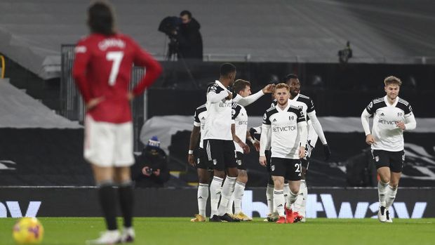 Fulham's Ademola Lookman celebrates with teammates after scoring his side's opening goal during the English Premier League soccer match between Fulham and Manchester United at the Craven Cottage stadium in London, Wednesday, Jan. 20, 2021. (Clive Rose/Pool via AP)
