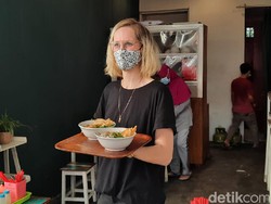 Viral Bule Jualan Mie Ayam di Yogyakarta, Ini Kisahnya