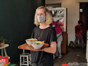 Viral Bule Jualan Mie Ayam di Yogyakarta, Ini Kisahnya Viral Bule Jualan Mie Ayam di Yogyakarta, Ini Kisahnya