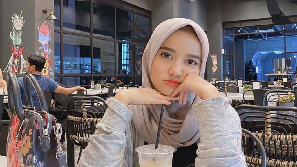 Cantiknya Wirda Mansur, Putri Yusuf Mansyur yang Hobi Ngopi Cantiknya Wirda Mansur, Putri Yusuf Mansyur yang Hobi Ngopi