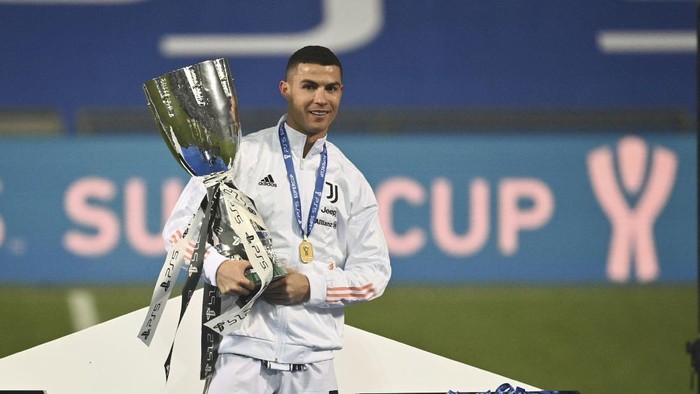 Juventus Cristiano Ronaldo celebrates following the Italian Super Cup final soccer match between Juventus and Napoli at the Mapei stadium in Reggio Emilia, Italy, Wednesday, Jan. 20, 2021. Juventus won the match 2-0. (Massimo Paolone/LaPresse via AP)