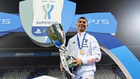 Terbaru, Cristiano Ronaldo mempersembahkan titel Piala Super Italia buat Juventus kala mengalahkan Napoli 2-0. Ronaldo menyumbang satu gol (Getty Images/Claudio Villa)