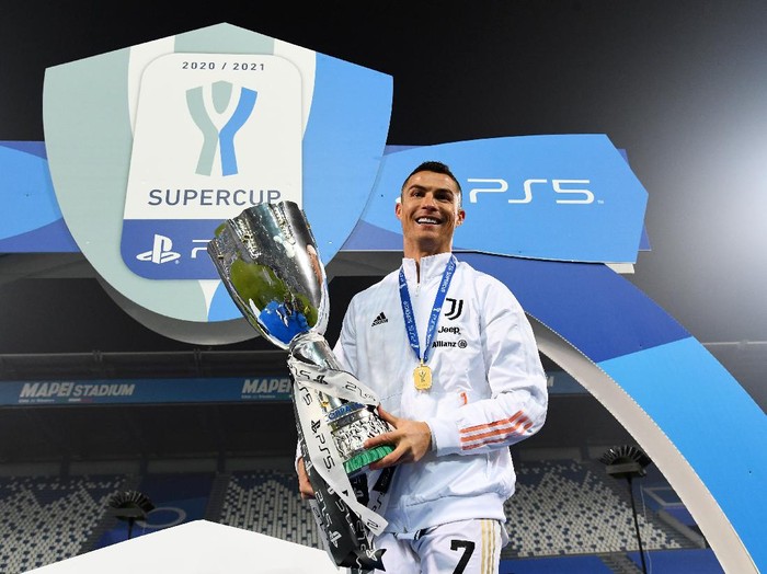 REGGIO NELL'EMILIA, ITALY - JANUARY 20: Cristiano Ronaldo of Juventus celebrates with the PS5 Supercup after victory in the Italian PS5 Supercup match between Juventus and SSC Napoli at Mapei Stadium - Citta' del Tricolore on January 20, 2021 in Reggio nell'Emilia, Italy. Sporting stadiums around Italy remain under strict restrictions due to the Coronavirus Pandemic as Government social distancing laws prohibit fans inside venues resulting in games being played behind closed doors. (Photo by Claudio Villa/Getty Images)