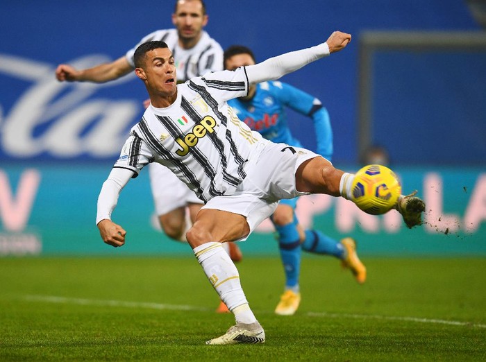 REGGIO NELL'EMILIA, ITALY - JANUARY 20: Cristiano Ronaldo of Juventus scores their sides first goal during the Italian PS5 Supercup match between Juventus and SSC Napoli at Mapei Stadium - Citta' del Tricolore on January 20, 2021 in Reggio nell'Emilia, Italy. Sporting stadiums around Italy remain under strict restrictions due to the Coronavirus Pandemic as Government social distancing laws prohibit fans inside venues resulting in games being played behind closed doors. (Photo by Claudio Villa/Getty Images)