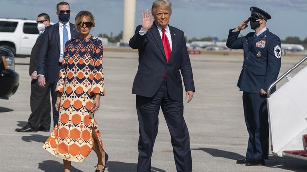 Former President Donald Trump and Melania Trump waves upon arrival from their final flight on Air Force One at Palm Beach International Airport in West Palm Beach, Fla., Wednesday, Jan. 20, 2021. (AP Photo/Manuel Balce Ceneta)