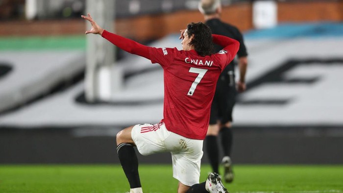 LONDON, ENGLAND - JANUARY 20: Edinson Cavani of Manchester United celebrates after scoring their teams first goal  during the Premier League match between Fulham and Manchester United at Craven Cottage on January 20, 2021 in London, England. Sporting stadiums around the UK remain under strict restrictions due to the Coronavirus Pandemic as Government social distancing laws prohibit fans inside venues resulting in games being played behind closed doors. (Photo by Clive Rose/Getty Images)