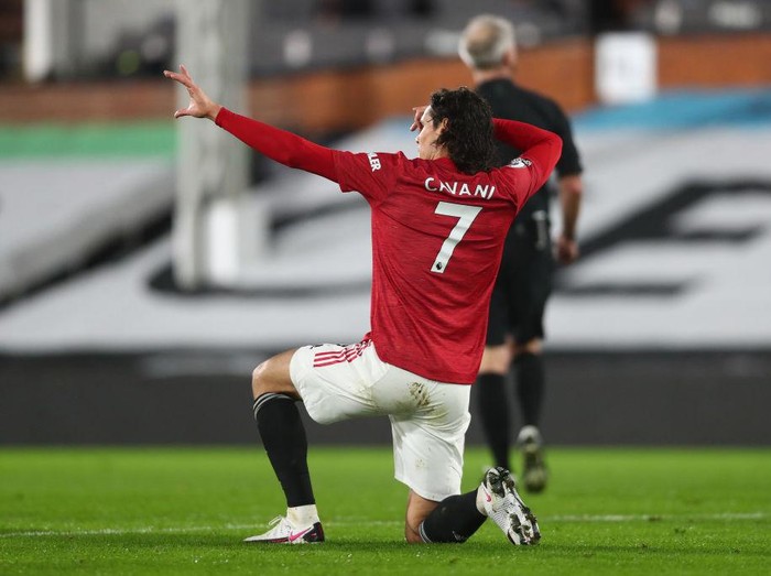 LONDON, ENGLAND - JANUARY 20: Edinson Cavani of Manchester United celebrates after scoring their teams first goal  during the Premier League match between Fulham and Manchester United at Craven Cottage on January 20, 2021 in London, England. Sporting stadiums around the UK remain under strict restrictions due to the Coronavirus Pandemic as Government social distancing laws prohibit fans inside venues resulting in games being played behind closed doors. (Photo by Clive Rose/Getty Images)