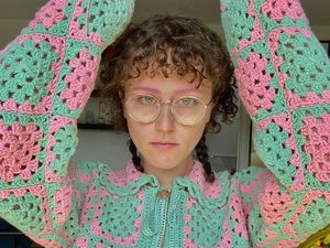 Gaya Anak Tiri Kamala Harris Bikin Pangling di Fashion Show Balenciaga