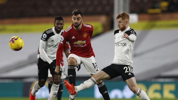 Fulham, Manchester United LONDON, ENGLAND - JANUARY 20: Bruno Fernandes of Manchester United battles for possession with Harrison Reed of Fulham during the Premier League match between Fulham and Manchester United at Craven Cottage on January 20, 2021 in London, England. Sporting stadiums around the UK remain under strict restrictions due to the Coronavirus Pandemic as Government social distancing laws prohibit fans inside venues resulting in games being played behind closed doors. (Photo by Adrian Dennis - Pool/Getty Images)