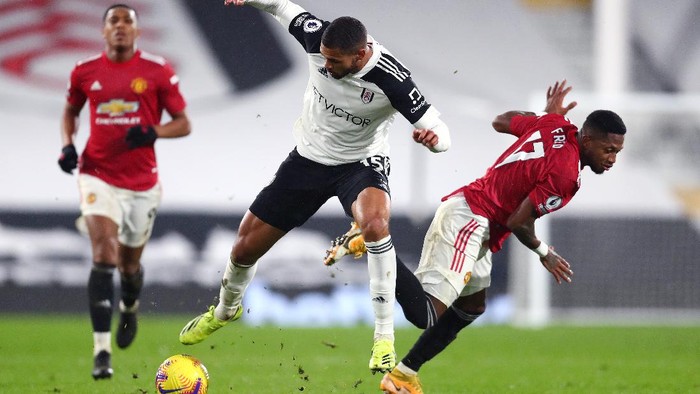 LONDON, ENGLAND - JANUARY 20: Ruben Loftus-Cheek of Fulham battles for possession with Fred of Manchester United  during the Premier League match between Fulham and Manchester United at Craven Cottage on January 20, 2021 in London, England. Sporting stadiums around the UK remain under strict restrictions due to the Coronavirus Pandemic as Government social distancing laws prohibit fans inside venues resulting in games being played behind closed doors. (Photo by Clive Rose/Getty Images)