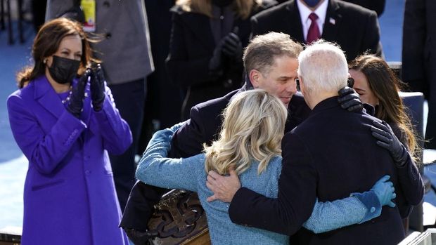 galfot pelantikan Joe Biden dan Kamala Harris President Joe Biden is congratulated by first lady Jill Biden, his son Hunter Biden and daughter Ashley Biden after being sworn-in during the 59th Presidential Inauguration at the U.S. Capitol in Washington, Wednesday, Jan. 20, 2021. Vice President Kamala Harris applauds at left. (AP Photo/Carolyn Kaster)