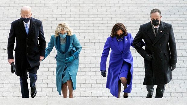 From left, Amy Klobuchar, D-MN, Senator Roy Blunt, R-MO, President-elect Joe Biden, Jill Biden, Vice President-elect Kamala Harris and Doug Emhoff, arrive at the steps of the U.S. Capitol ahead of the inauguration of President Joe Biden in Washington, DC, U.S. January 20, 2021. Melina Mara/Pool via REUTERS