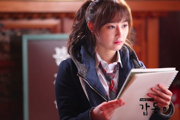Kim Ji Won sendiri berperan sebagai Ma Ji Wool, seorang siswa sekolah menengah berusia 17 tahun dan penulis webtoon yang berjudul “The Beast’s Path”.