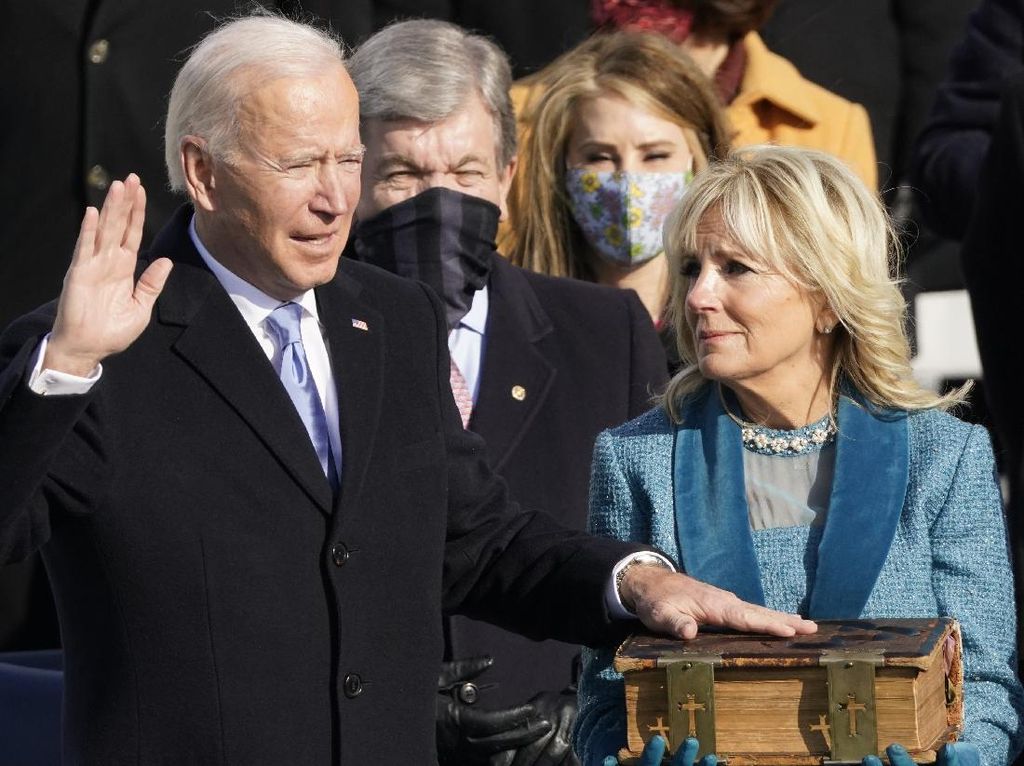 Joe Biden Disumpah dengan Alkitab Berumur Ratusan Tahun Milik Keluarga