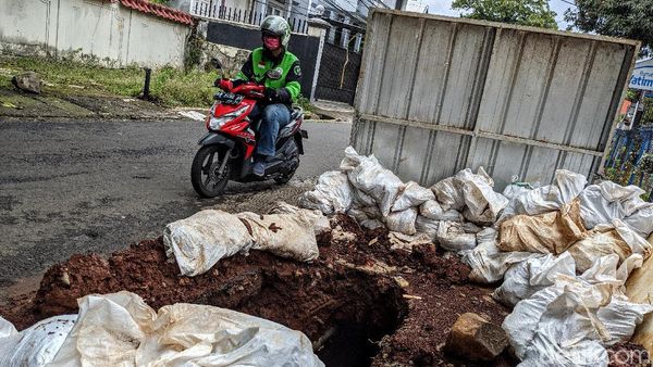Hati-hati! Ada Galian Jalan Tanpa Rambu di Kemang