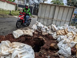 Hati-hati! Ada Galian Jalan Tanpa Rambu di Kemang