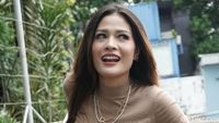 7 Potret Hesty Klepek Klepek yang Masih Rahasiakan Identitas Suami