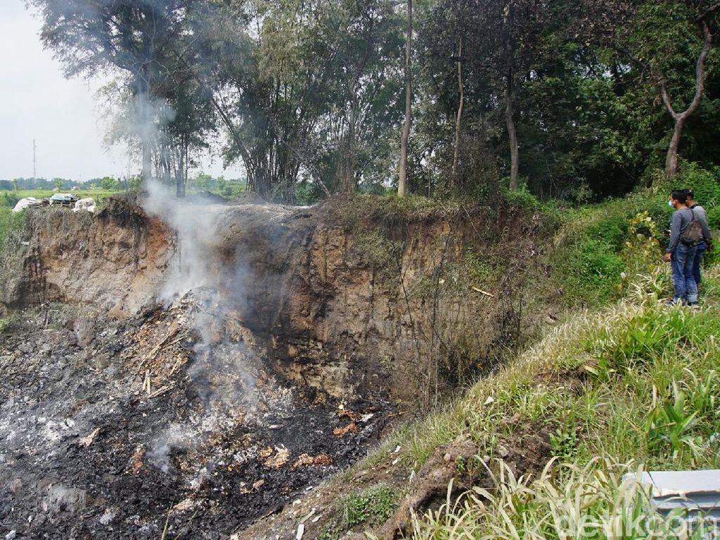 Di Lokasi Ledakan Keras Guncang Mojokerto, Polisi Ambil Sampel Bubuk Abu-abu