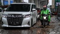 Duh, Jalan Boulevard Kelapa Gading Rusak Parah-Tergenang