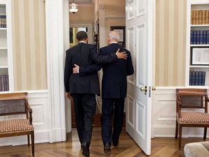 Foto Viral Obama Rangkul Biden: Selamat Sobatku, Ini Waktumu Foto Viral Obama Rangkul Biden: Selamat Sobatku, Ini Waktumu