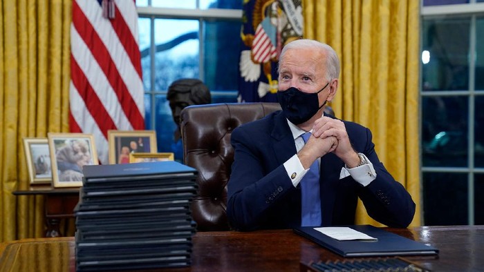 Joe Biden teken sejumlah perintah eksekutif Presiden AS (AP/Evan Vucci)