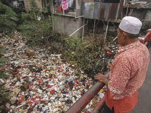 Jorok! Bukan Berisi Air, Kali di Depok Malah Dipenuhi Sampah