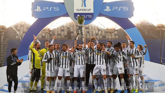 Juventus REGGIO NELLEMILIA, ITALY - JANUARY 20: Giorgio Chiellini of Juventus lifts the PS5 Supercup following their sides victory in the Italian PS5 Supercup match between Juventus and SSC Napoli at Mapei Stadium - Citta del Tricolore on January 20, 2021 in Reggio nellEmilia, Italy. Sporting stadiums around Italy remain under strict restrictions due to the Coronavirus Pandemic as Government social distancing laws prohibit fans inside venues resulting in games being played behind closed doors. (Photo by Claudio Villa/Getty Images)