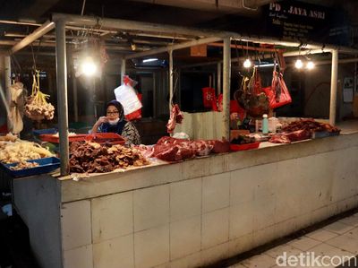 Para pedagang daging sapi di pasar-pasar tradisional mengeluhkan dampak pemberitaan mengenai impor d