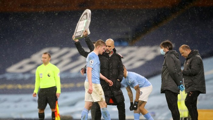 MANCHESTER, ENGLAND - JANUARY 20: Pep Guardiola, Manager of Manchester City greets Kevin De Bruyne of Manchester City off the pitch after he is substituted during the Premier League match between Manchester City and Aston Villa at Etihad Stadium on January 20, 2021 in Manchester, England. Sporting stadiums around the UK remain under strict restrictions due to the Coronavirus Pandemic as Government social distancing laws prohibit fans inside venues resulting in games being played behind closed doors. (Photo by Martin Rickett - Pool/Getty Images)