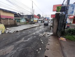 Sabar! Jl Caman Raya Bekasi yang Diperbaiki Belum Bisa Dilewati 2 Arah