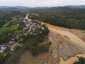 2 Jembatan Terdampak Banjir Kalsel Bisa Dipakai Lagi Sore Ini 2 Jembatan Terdampak Banjir Kalsel Bisa Dipakai Lagi Sore Ini