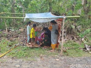Belum Tersentuh Bantuan, Korban Gempa Mamuju Tidur Beralaskan Daun-Kehujanan